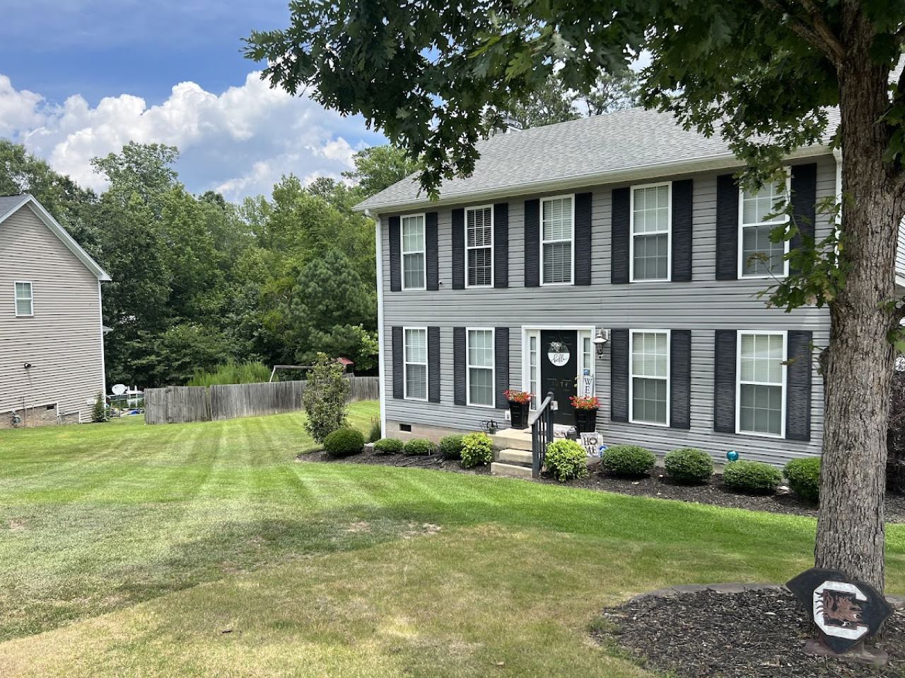 Freshly mowed and landscaped yard in Newberry, SC by X Lawn Care